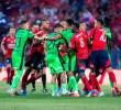 Una de las jugadas más calientes del partido fue el encontrón entre Jorman Campuzano y Brayan León que terminó con ambos expulsados. FOTO: JUAN ANTONIO SÁNCHEZ