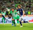 Imágenes de uno de los últimos partidos entre Nacional y Millonarios, en las que se puede ver a Andrés Sarmiento disputando el balón frente a los defensores del cuadro azul. <span class=mln_uppercase_mln>FOTO</span> <b><span class=mln_uppercase_mln>Camilo Suárez</span></b>