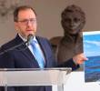 El canciller venezolano Yván Gil mostrando una foto del destructor de Estados Unidos en la Zona Económica Exclusiva de su país en el Caribe. FOTO: Europa Press