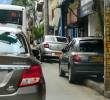 Ni teniendo un parqueadero al lado, algunos conductores son capaces de acatar la norma y dejar sus vehículos bien estacionados. FOTO: EL COLOMBIANO