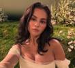 Selena Gomez, cofundadora de Wondermind, enfrenta una demanda presentada por cinco inversores que alegan haber sido engañados sobre la situación y las proyecciones de la startup de salud mental. FOTO: @selenagomez.