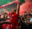 Luis Díaz celebra con Harry Kane el tanto que, parcialmente, le da el título de la Copa Alemana al Bayern Múnich sobre el Stuttgart. FOTO TOMADA @FCBayern