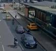 El taxista invadió el carril exclusivo del Metroplús para tratar de burlar la acción del Tránsito, pero fue interceptado por la Policía. FOTO: TOMADA DE VIDEO