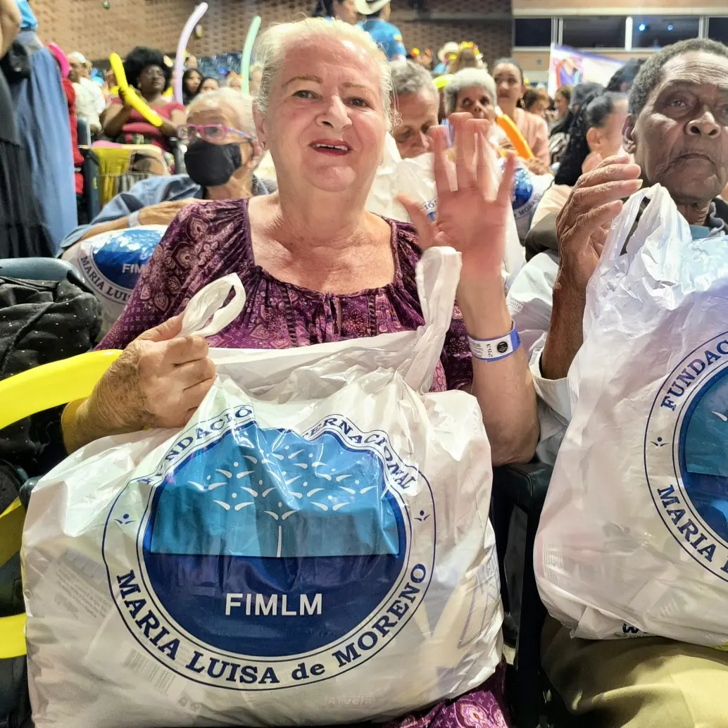 Familias recibiendo los mercados que donó la Fundación Internacional María Luisa de Moreno. FOTO Cortesía FIMLM.