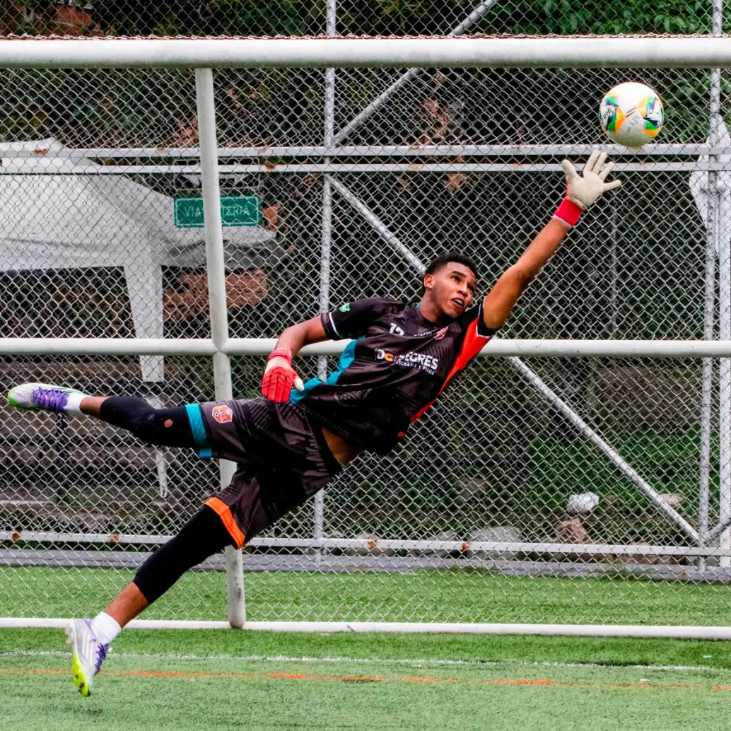 Camilo Blandón, en toda su dimensión. Este martes entrenó en la cancha de Belén Las Playas de Medellín, previo al viaje a la Selección Colombia. FOTO JULIO CÉSAR HERRERA
