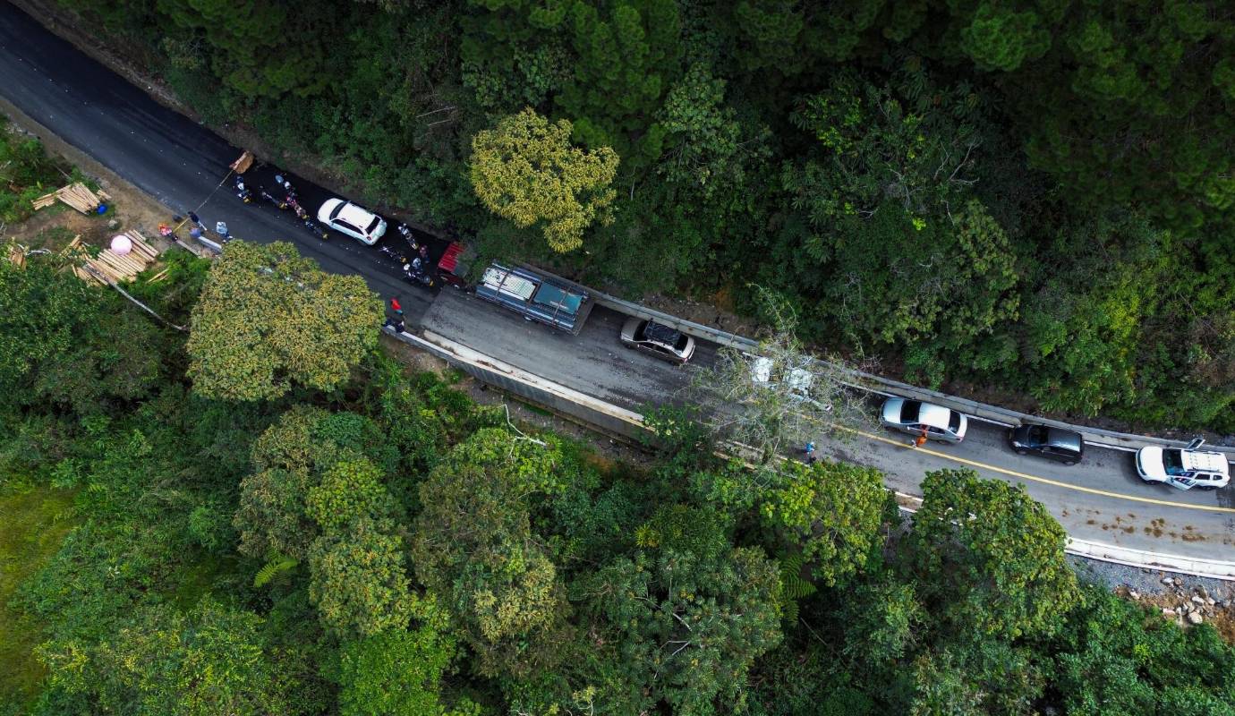La guerra y el desplazamiento masivo en Granada y San Carlos convirtieron la vía, como dicen los habitantes granadinos en una quebrada seca y polvorienta que después de 2008, cuando empezó el gradual retorno, siguió siendo una pesadilla intransitable que devoraba ejes, motores y llantas por su mal estado. Foto: Manuel Saldarriaga Quintero.