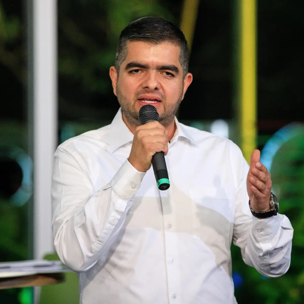 El exsenador Julián Bedoya durante un debate de candidatos a la Gobernación de Antioquia realizado por El Colombiano en 2023. FOTO: Camilo Suárez Echeverry