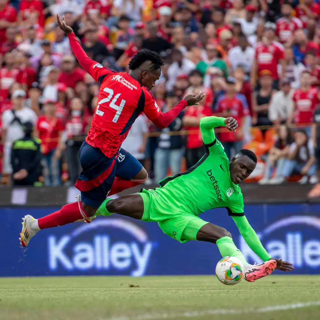 El resultado deja un sabor agridulce para Nacional que dejó escapar la victoria en los últimos minutos, mientras que Medellín celebró el empate como un triunfo. Foto: Manuel Saldarriaga Quintero.