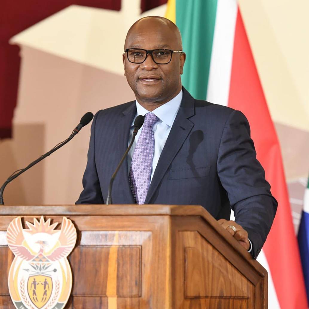 El embajador de Sudáfrica en Francia, Nkosinathi Emmanuel Mthethwa, en un discurso. FOTO: Tomada de X @PresidenciaZA
