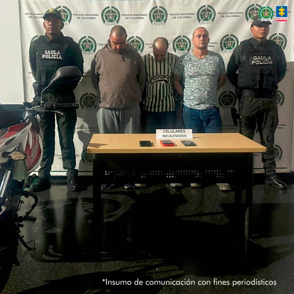  Víctor Alonso Palacio, Yeison Orlando Posaday Leonardo Grajales Montoya fueron los capturados por un caso de sextorsión. <b> FOTO CORTESÍA</b>