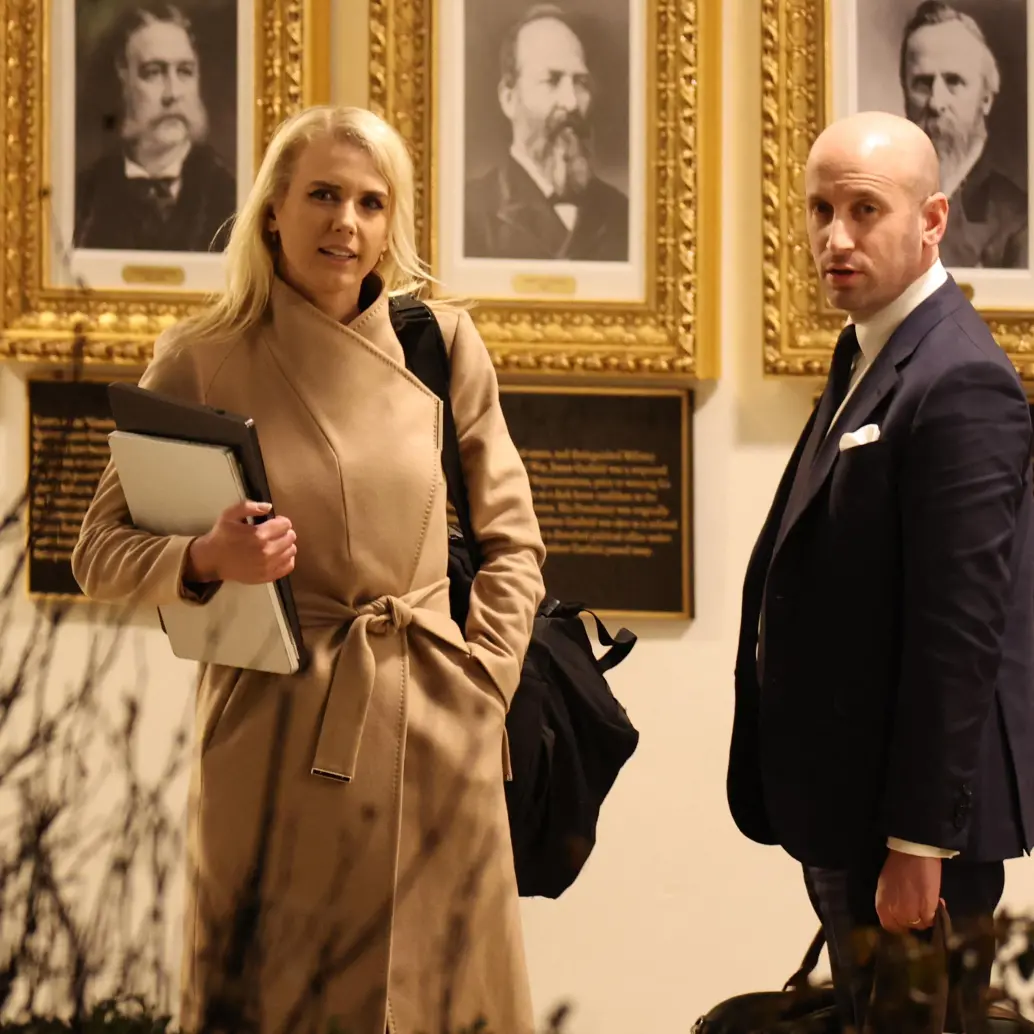 La asistente ejecutiva del presidente Donald Trump, Natalie Harp, y el asesor de Seguridad Nacional de EE. UU. y subjefe de gabinete de la Casa Blanca. Foto: Getty Images via AFP