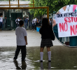 Los estudiantes del colegio Central de Currulao en Turbo protestan por las constantes inundaciones que impiden el desarrollo de sus clases. Foto: cortesía