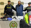 En el allanamiento de su vivienda encontraron banderas del ELN, prendas militares, un dron y notas sobre fabricación de explosivos. Fotos: cortesía