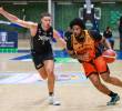 Marcus Weathers de Paisas recibe la marca de James Montgomery de Toros, en uno de los duelos disputados en el Iván de Bedout. FOTO MANUEL SALDARRIAGA