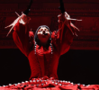 Lady Gaga durante su concierto en Las Vegas, donde sufrió una caída que no detuvo su presentación y se volvió viral en redes sociales. FOTOS Tomadas de redes sociales Lady Gaga