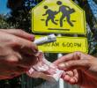 La venta de estupefacientes es controlada por el Clan del Golfo y las disidencias de las Farc en el Nordeste antioqueño. Quienes quieran vender, deben pagarles para evitar inconvenientes. FOTO: <b>EL COLOMBIANO</b>