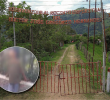 Adelante, la niña que deambulaba sola y desorientada en la zona. Atrás, la entrada del Recinto Espiritual del que habría escapado. Fotos: Manuel Saldarriaga y captura de video.