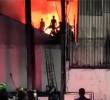 El fuego consumió el techo de la prisión transitoria en Buenaventura, por donde fueron evacuados varios de los sobrevivientes. IMAGEN TOMADA DE VIDEO.