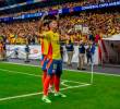El futbolista James Rodríguez recibe la corona que le ofreció Luis Díaz en los cuartos de final de la Copa América 2024. Foto: Juan Antonio Sánchez