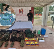 En Ituango, encontraron material explosivos, uniformes y brazaletes alusivos a las disidencias de las Farc. Foto: Ejército Nacional.