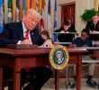 Donald Trump ha calificado la medida como necesaria para ahorrar dinero. FOTO GETTY