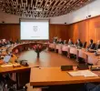 Por medio de la sentencia C-412 de 2025, la Corte estableció que todos los hijos, sin importar si son biológicos, adoptados o de crianza, serán exonerados de obligación alimentaria para sus padres en casos de maltrato. Foto: Colprensa.