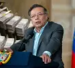 El presidente Gustavo Petro aseguró que la declaratoria de emergencia económica también implicaría “bajar los salarios a los congresistas”, y advirtió que si esta medida es tumbada “se encarecerá aún más la deuda y se profundizará su insostenibilidad”. Foto: Colprensa y IA