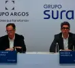 Jorge Mario Velásquez, presidente de Grupo Argos (izquierda), y Ricardo Jaramillo, presidente de Grupo Sura. FOTO MANUEL SALDARRIAGA