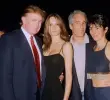 <span class=mln_uppercase_mln>Donald</span><b><span class=mln_uppercase_mln> Trump y su futura esposa Melania (a la izquierda), junto a Jeffrey Epstein y Ghislaine Maxwell (a la derecha) en Florida, en el año 2000. FOTO: GETTY</span></b>