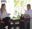 Paloma Valencia y Sergio Fajardo se están tomando un café en Barranquilla. Fotos: Juan Antonio Sánchez y Colprensa