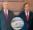 En la imagen el expresidente Iván Duque junto al presidente Gustavo Petro y en la foto detalle una imagen de referencia de los aviones M346. FOTO PRESIDENCIA Y FLIGHT HOURS.