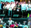 La tarima de la plazoleta de La Alpujarra fue compartida por delegados del Gobierno Nacional y de las bandas delincuenciales que están en la mesa de paz urbana. FOTO: EL COLOMBIANO.