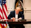 Trump arremetió contra la Unión Europea porque dice que obliga a las farmacéuticas a bajar sus costos en su territorio. FOTO AFP