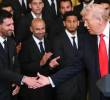Lionel Messi escucha al presidente Donald Trump durante la recepción del Inter Miami CF en la Casa Blanca, donde el mandatario elogió también a Cristiano Ronaldo y habló del conflicto con Irán. FOTO: Getty Images.