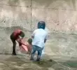 Tras ser quemada, la mujer se tiró a la quebrada para apagar las llamas y algunas personas la ayudaron a salir y a llegar a la Cruz Roja. FOTO Cortesía