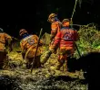 La alcaldía de Sabaneta y el grupo de bomberos trabaja en conjunto para rescatar a los damnificados por el deslizamiento de tierra ocurrido en la vera La Doctora, Sabaneta. FOTO: CAMILO SUÁREZ