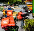 Repartidores argentinos deben casi $900.000 a las apps que los emplean. En Colombia, Rappi ofrece créditos y seguros. FOTO: Colprensa.