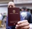 Los colombianos que viajen a España deben verificar que su pasaporte cumpla con los requisitos de vigencia y estado establecidos para ingresar al espacio Schengen. FOTO: Colprensa.