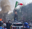 <span class=mln_uppercase_mln>Un</span><b><span class=mln_uppercase_mln> caos se vivió este fin de semana por fuertes enfrentamientos entre protestantes y la fuerza pública estadounidense tras disturbios en Los Ángeles por las políticas antiinmigración de Donald Trump. Múltiples vehículos fueron vandalizados y prendidos fuego. FOTO: CAPTURA DE VIDEO</span></b>