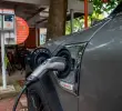 En Colombia, se estima que hay más de 300 electrolineras en todo el territorio nacional, lo que todavía sigue siendo insuficiente para un mercado que está en constante crecimiento. FOTO: El Colombiano.