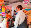 Personal de Tiendas Ara realizando las labores de caja en uno de los almacenes. FOTO: CORTESÍA