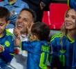 Las sonrisas de Santiago Arias al disfrutar con sus seres queridos tras la victoria ante Uzbekistán.