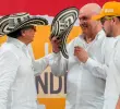 El presidente Gustavo Petro saludando al exjefe paramilitar Salvatore Mancuso en un evento público. FOTO: Cortesía