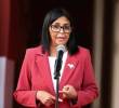 La presidenta encargada de Venezuela, Delcy Rodríguez, evalúa su participación en futuras elecciones presidenciales, según documentos registrados en Estados Unidos. FOTO: AFP.