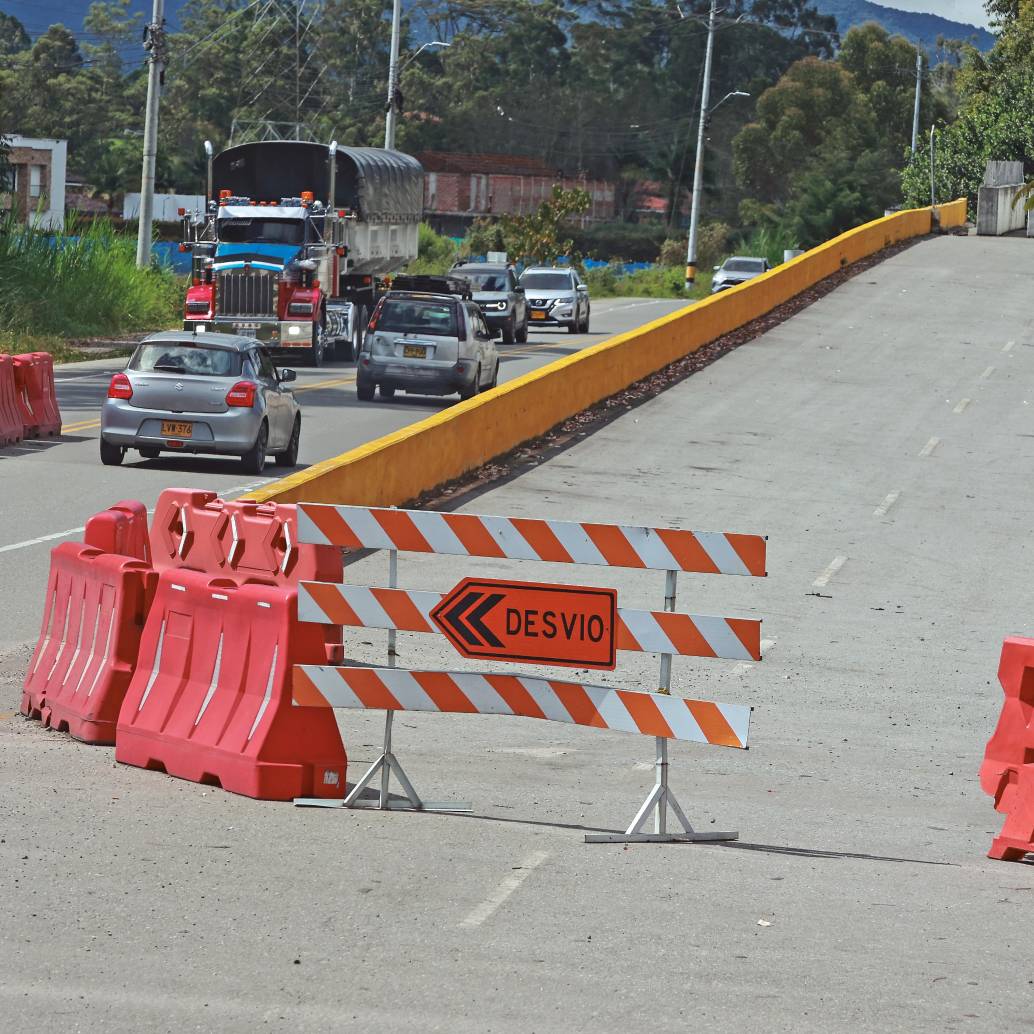 El puente ubicado en la vía entre El Tablazo y el aeropuerto José María Córdova lleva ya casi tres años y medio suspendido por un litigio por la propiedad de un predio de 4.827 metros cuadrados. FOTO<b><span class="mln_uppercase_mln"> Manuel Saldarriaga</span></b>