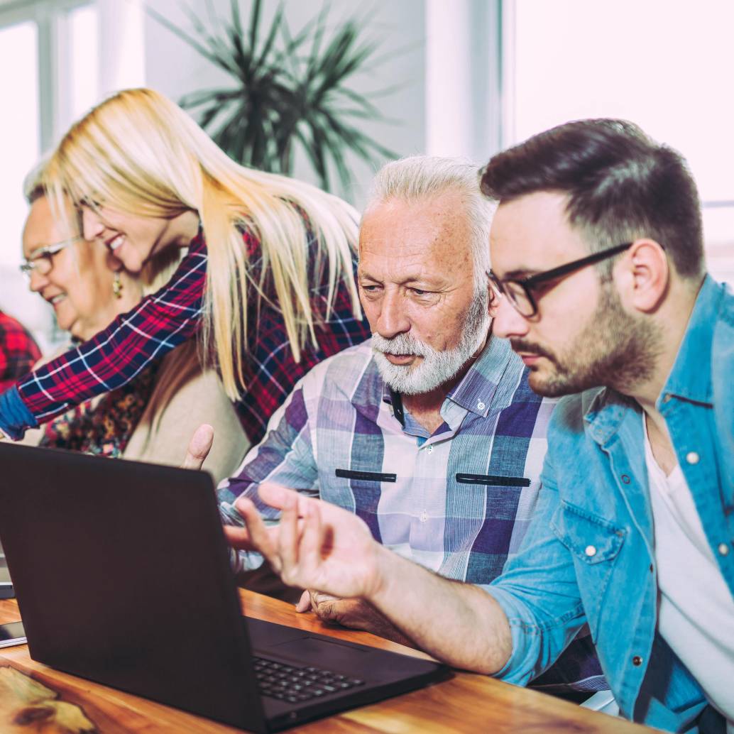 Baby boomers, generación X, millennials y centennials coexisten en oficinas físicas y virtuales, desafiando a las empresas a adaptar sus estrategias de atracción y retención del talento. FOTO GETTY