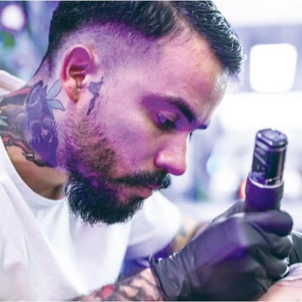 Baena ha desarrollado un estilo propio que mezcla el estilo neotradicional, el realismo y el surrealismo. Sus tatuajes los hace en el estudio Black Dagger, en la avenida Las Palmas. <b><span class="mln_uppercase_mln"> </span></b>FOTO<b><span class="mln_uppercase_mln"> CORTESÍA</span></b>