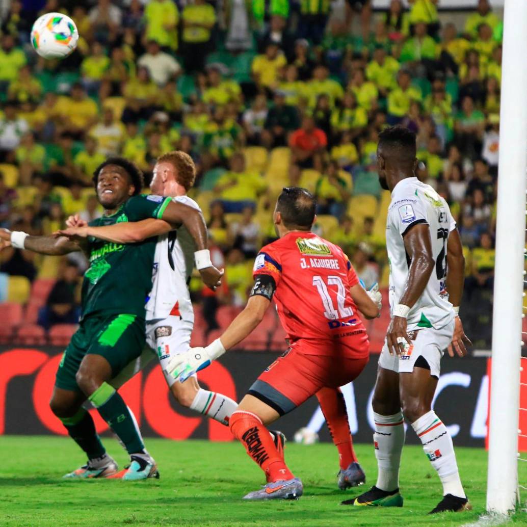 En un partido sin goles, Bucaramanga logró escalar en la tabla de posiciones. Foto: Colprensa