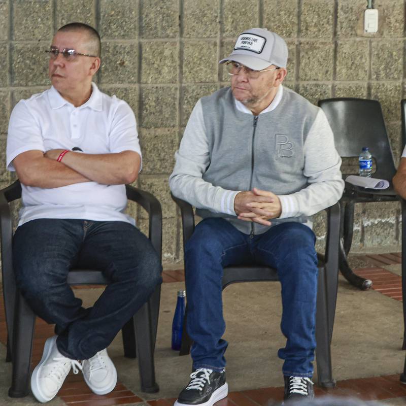 Al centro (de gorra), José Leonardo Muñoz Martínez, alias Douglas. Foto: Manuel Saldarriaga Quintero.