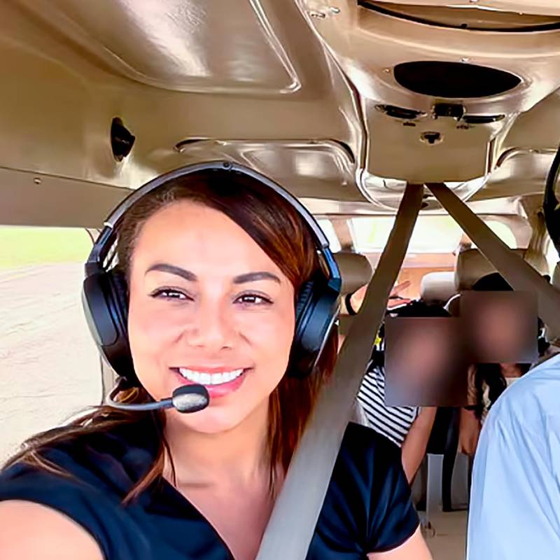 Adriana Revelo, esposa del piloto desaparecido, mantiene la esperanza de encontrarlo con vida. La pareja tiene tres hijas. FOTO @adri_argroup